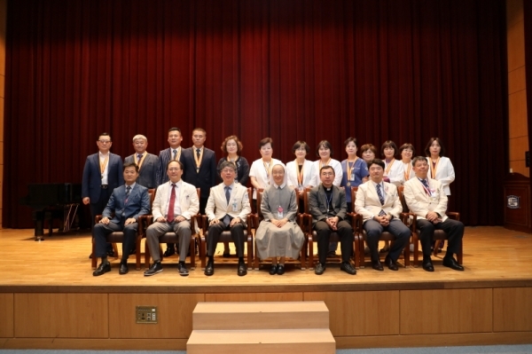 가톨릭대학교 성빈센트병원이 개원 52주년 기념미사 및 기념식을 개최, 관계자들이 기념촬영을 하고 있다.