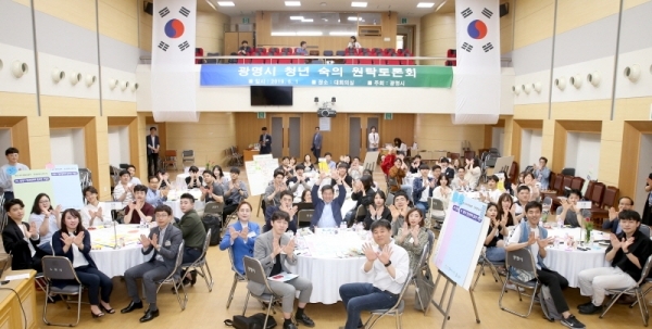광명시청 대회의실에서 청년 숙의 원탁토론회가 진행되고 있다. 광명시 제공