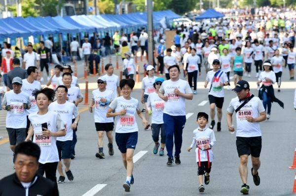 '2019 KTX 광명역 평화마라톤대회'가 열린 2일 광명역 도로에서 각 코스별 참가자들이 결승선을 향해 달리고 있다. 남북평화고속철도 광명에서 개성까지 염원을 담아 열린 이번 대회는 광명시체육회와 KTX 광명역 남북평화철도 출발역 육성 범시민대책위가 주최하고 경기일보 등이 후원했다. 김시범기자