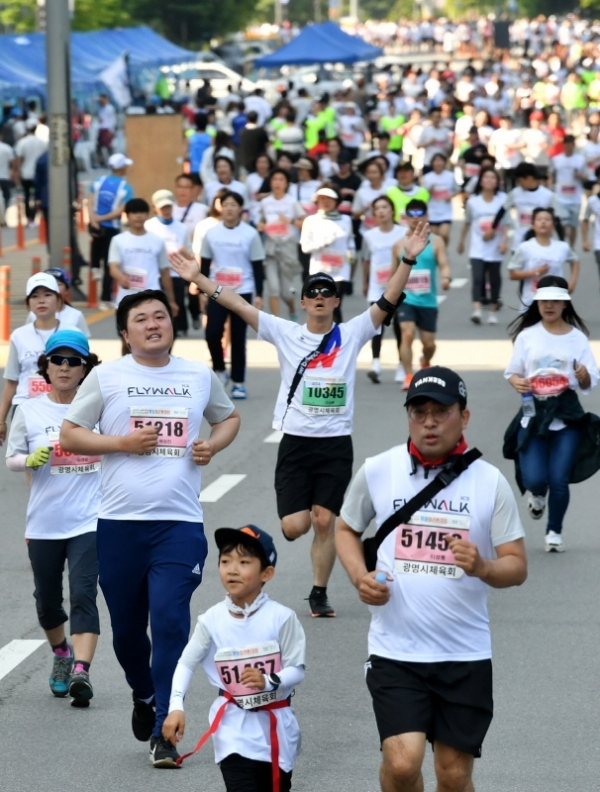 '2019 KTX 광명역 평화마라톤대회'가 열린 2일 광명역 도로에서 각 코스별 참가자들이 결승선을 향해 달리고 있다. 남북평화고속철도 광명에서 개성까지 염원을 담아 열린 이번 대회는 광명시체육회와 KTX 광명역 남북평화철도 출발역 육성 범시민대책위가 주최하고 경기일보 등이 후원했다. 김시범기자
