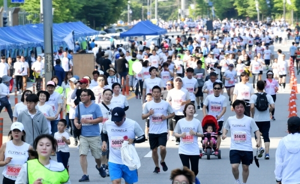 '2019 KTX 광명역 평화마라톤대회'가 열린 2일 광명역 도로에서 각 코스별 참가자들이 결승선을 향해 달리고 있다. 남북평화고속철도 광명에서 개성까지 염원을 담아 열린 이번 대회는 광명시체육회와 KTX 광명역 남북평화철도 출발역 육성 범시민대책위가 주최하고 경기일보 등이 후원했다. 김시범기자