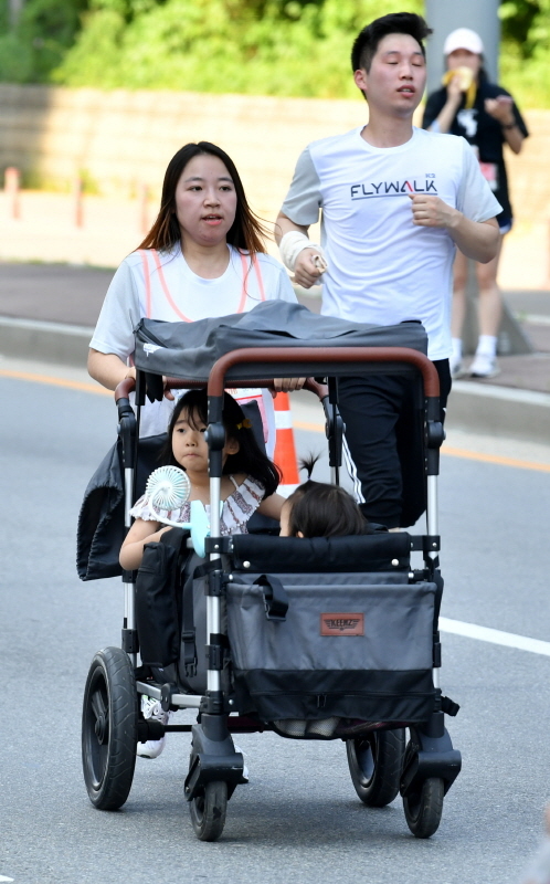 '2019 KTX 광명역 평화마라톤대회'가 열린 2일 광명역 도로에서 각 코스별 참가자들이 결승선을 향해 달리고 있다. 남북평화고속철도 광명에서 개성까지 염원을 담아 열린 이번 대회는 광명시체육회와 KTX 광명역 남북평화철도 출발역 육성 범시민대책위가 주최하고 경기일보 등이 후원했다. 김시범기자