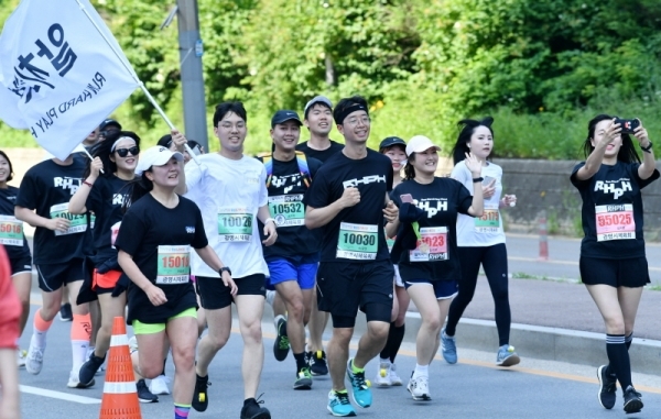 '2019 KTX 광명역 평화마라톤대회'가 열린 2일 광명역 도로에서 각 코스별 참가자들이 결승선을 향해 달리고 있다. 남북평화고속철도 광명에서 개성까지 염원을 담아 열린 이번 대회는 광명시체육회와 KTX 광명역 남북평화철도 출발역 육성 범시민대책위가 주최하고 경기일보 등이 후원했다. 김시범기자