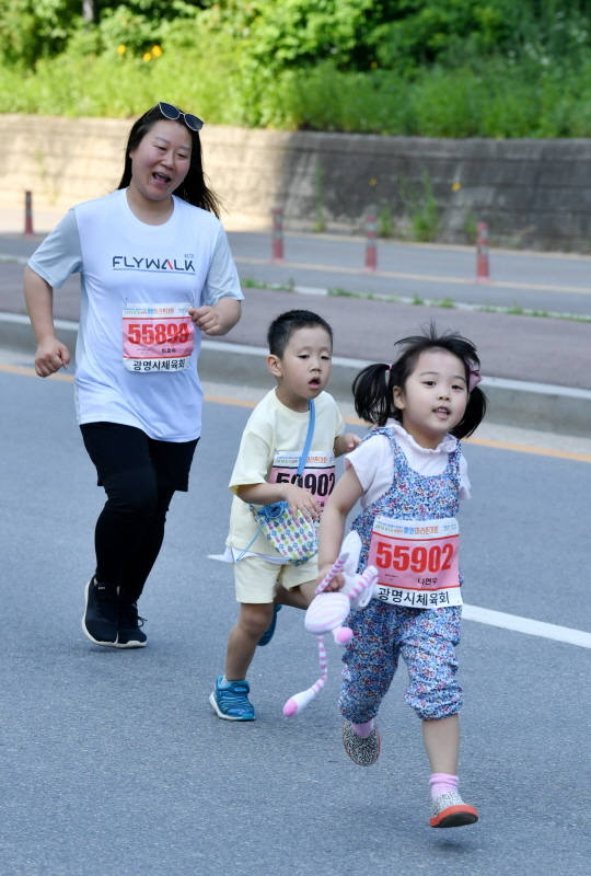 '2019 KTX 광명역 평화마라톤대회'가 열린 2일 광명역 도로에서 각 코스별 참가자들이 결승선을 향해 달리고 있다. 남북평화고속철도 광명에서 개성까지 염원을 담아 열린 이번 대회는 광명시체육회와 KTX 광명역 남북평화철도 출발역 육성 범시민대책위가 주최하고 경기일보 등이 후원했다. 김시범기자