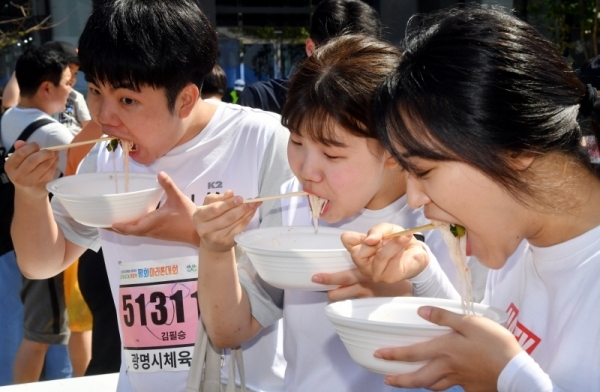 '2019 KTX 광명역 평화마라톤대회'가 열린 2일 광명역 도로에서 코스를 완주한 참가자들이 동료와 함께 음식을 즐기고 있다. 남북평화고속철도 광명에서 개성까지 염원을 담아 열린 이번 대회는 광명시체육회와 KTX 광명역 남북평화철도 출발역 육성 범시민대책위가 주최하고 경기일보 등이 후원했다. 김시범기자