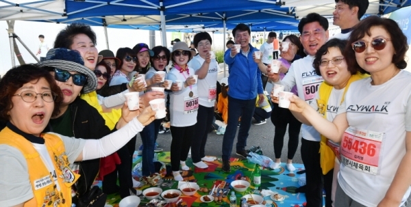 '2019 KTX 광명역 평화마라톤대회'가 열린 2일 광명역 도로에서 코스를 완주한 참가자들이 동료와 함께 음식을 즐기고 있다. 남북평화고속철도 광명에서 개성까지 염원을 담아 열린 이번 대회는 광명시체육회와 KTX 광명역 남북평화철도 출발역 육성 범시민대책위가 주최하고 경기일보 등이 후원했다. 김시범기자