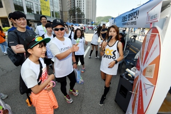 '2019 KTX 광명역 평화마라톤대회'가 열린 2일 광명역 도로에서 참가자들이 다양한 부대행사를 즐기고 있다. 남북평화고속철도 광명에서 개성까지 염원을 담아 열린 이번 대회는 광명시체육회와 KTX 광명역 남북평화철도 출발역 육성 범시민대책위가 주최하고 경기일보 등이 후원했다. 김시범기자