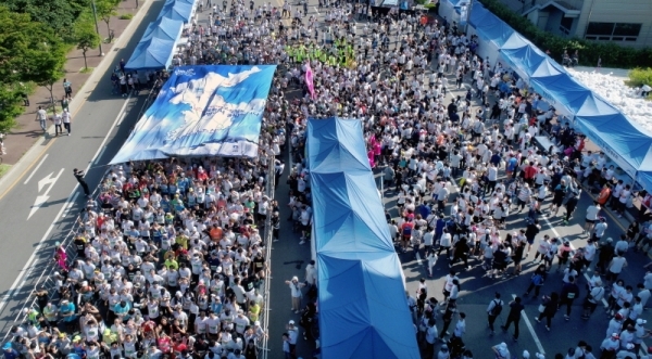 '2019 KTX 광명역 평화마라톤대회'가 열린 2일 광명역 주변 도로에서 참가자들이 남북평화를 염원하는 대형현수막 퍼포먼스를 펼치고 있다. 남북평화고속철도 광명에서 개성까지 염원을 담아 열린 이번 대회는 광명시체육회와 KTX 광명역 남북평화철도 출발역 육성 범시민대책위가 주최하고 경기일보 등이 후원했다. 김시범기자