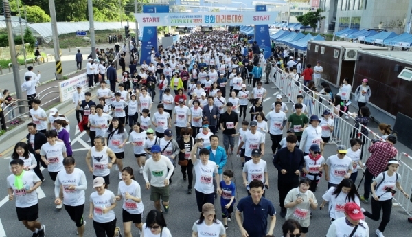 '2019 KTX 광명역 평화마라톤대회'가 열린 2일 광명역 주변 도로에서 각 코스별 참가자들이 힘차게 출발하고 있다. 남북평화고속철도 광명에서 개성까지 염원을 담아 열린 이번 대회는 광명시체육회와 KTX 광명역 남북평화철도 출발역 육성 범시민대책위가 주최하고 경기일보 등이 후원했다. 김시범기자