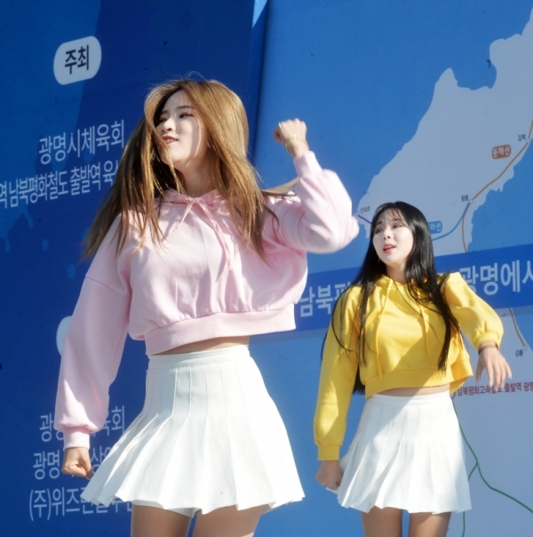 '2019 KTX 광명역 평화마라톤대회'가 열린 2일 광명역 일원에서 LG 트윈스 치어리더들이 준비운동을 선보이고 있다. 남북평화고속철도 광명에서 개성까지 염원을 담아 열린 이번 대회는 광명시체육회와 KTX 광명역 남북평화철도 출발역 육성 범시민대책위가 주최하고 경기일보 등이 후원했다. 윤원규기자
