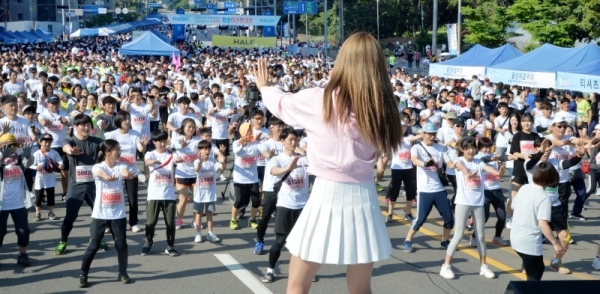 '2019 KTX 광명역 평화마라톤대회'가 열린 2일 광명역 일원에서 참가자들이 LG 트윈스 치어리더들의 구호에 맞춰 준비운동을 하고 있다. 남북평화고속철도 광명에서 개성까지 염원을 담아 열린 이번 대회는 광명시체육회와 KTX 광명역 남북평화철도 출발역 육성 범시민대책위가 주최하고 경기일보 등이 후원했다. 윤원규기자