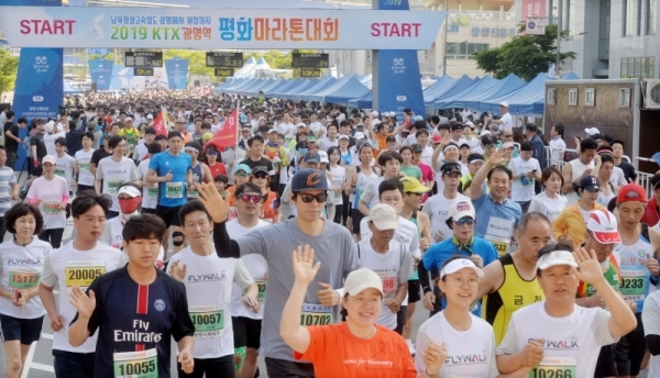 '2019 KTX 광명역 평화마라톤대회'가 열린 2일 광명역 도로에서 10km 달리기 참가자들이 힘차게 뛰어나가고 있다. 남북평화고속철도 광명에서 개성까지 염원을 담아 열린 이번 대회는 광명시체육회와 KTX 광명역 남북평화철도 출발역 육성 범시민대책위가 주최하고 경기일보 등이 후원했다. 윤원규기자