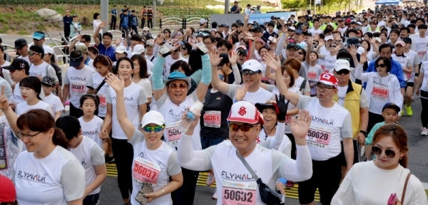 '2019 KTX 광명역 평화마라톤대회'가 열린 2일 광명역 도로에서 5km 달리기 참가자들이 웃으며 뛰어나가고 있다. 남북평화고속철도 광명에서 개성까지 염원을 담아 열린 이번 대회는 광명시체육회와 KTX 광명역 남북평화철도 출발역 육성 범시민대책위가 주최하고 경기일보 등이 후원했다. 김시범기자