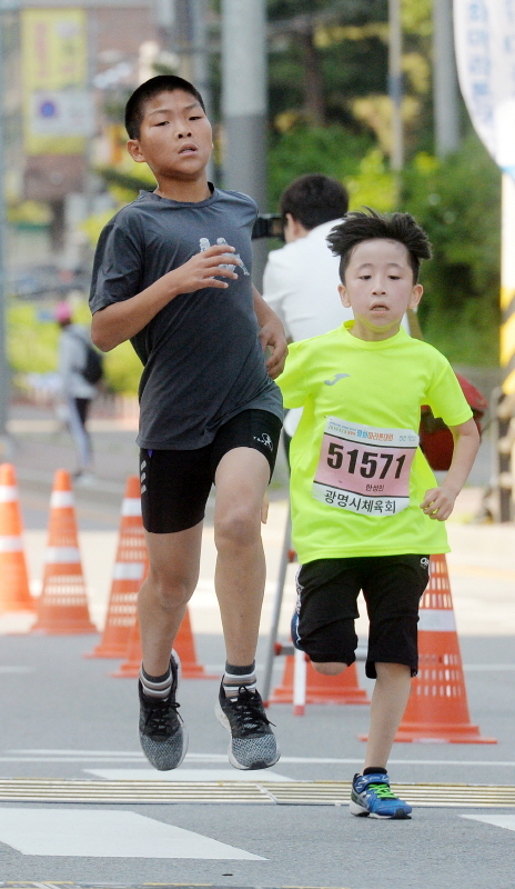 '2019 KTX 광명역 평화마라톤대회'가 열린 2일 광명역 도로에서 5km 달리기 참가자들이 도착하며 기쁨을 나누고 있다. 남북평화고속철도 광명에서 개성까지 염원을 담아 열린 이번 대회는 광명시체육회와 KTX 광명역 남북평화철도 출발역 육성 범시민대책위가 주최하고 경기일보 등이 후원했다. 윤원규기자