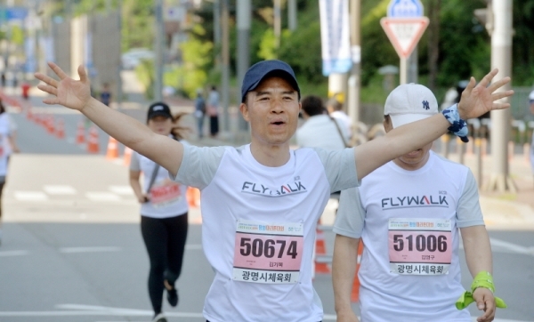 '2019 KTX 광명역 평화마라톤대회'가 열린 2일 광명역 도로에서 5km 달리기 참가자들이 도착하며 기쁨을 나누고 있다. 남북평화고속철도 광명에서 개성까지 염원을 담아 열린 이번 대회는 광명시체육회와 KTX 광명역 남북평화철도 출발역 육성 범시민대책위가 주최하고 경기일보 등이 후원했다. 윤원규기자