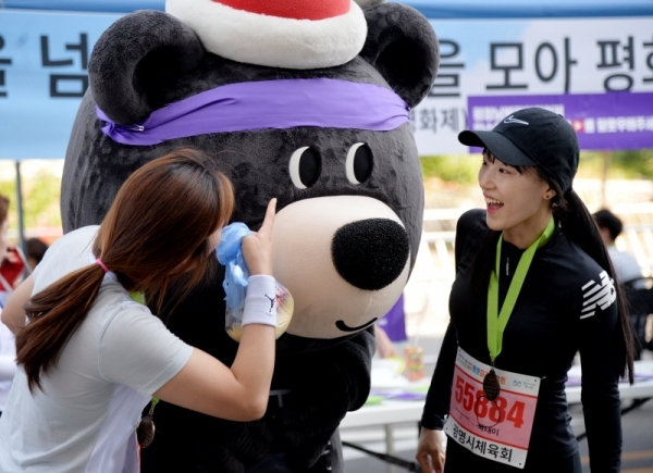 '2019 KTX 광명역 평화마라톤대회'가 열린 2일 광명역 도로에서 참가자들이 평창올림픽 마스코트들과 기념촬영을 하고 있다. 남북평화고속철도 광명에서 개성까지 염원을 담아 열린 이번 대회는 광명시체육회와 KTX 광명역 남북평화철도 출발역 육성 범시민대책위가 주최하고 경기일보 등이 후원했다. 윤원규기자