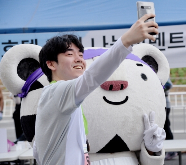'2019 KTX 광명역 평화마라톤대회'가 열린 2일 광명역 도로에서 참가자들이 평창올림픽 마스코트들과 기념촬영을 하고 있다. 남북평화고속철도 광명에서 개성까지 염원을 담아 열린 이번 대회는 광명시체육회와 KTX 광명역 남북평화철도 출발역 육성 범시민대책위가 주최하고 경기일보 등이 후원했다. 윤원규기자