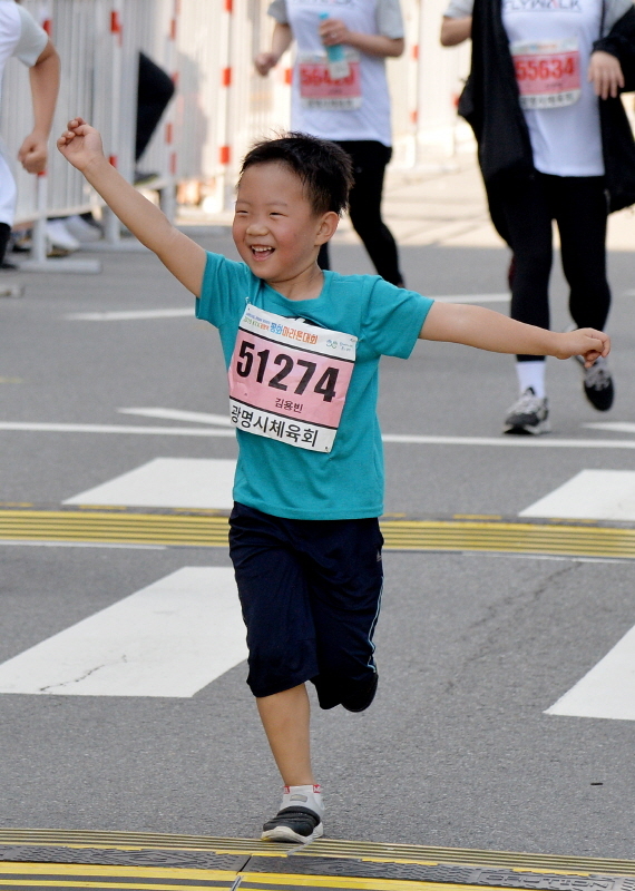 '2019 KTX 광명역 평화마라톤대회'가 열린 2일 광명역 도로에서 5km 달리기 참가자들이 도착하며 기쁨을 나누고 있다. 남북평화고속철도 광명에서 개성까지 염원을 담아 열린 이번 대회는 광명시체육회와 KTX 광명역 남북평화철도 출발역 육성 범시민대책위가 주최하고 경기일보 등이 후원했다. 윤원규기자