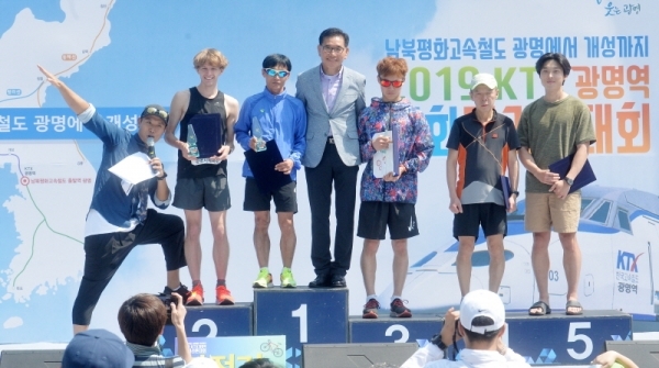 '2019 KTX 광명역 평화마라톤대회'가 열린 2일 광명역 도로에서 하프 남성부분 입상 선수들이 수상 후 기념촬영을 하고 있다. 남북평화고속철도 광명에서 개성까지 염원을 담아 열린 이번 대회는 광명시체육회와 KTX 광명역 남북평화철도 출발역 육성 범시민대책위가 주최하고 경기일보 등이 후원했다. 윤원규기자