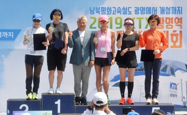 '2019 KTX 광명역 평화마라톤대회'가 열린 2일 광명역 도로에서 하프 여성부분 입상 선수들이 수상 후 기념촬영을 하고 있다. 남북평화고속철도 광명에서 개성까지 염원을 담아 열린 이번 대회는 광명시체육회와 KTX 광명역 남북평화철도 출발역 육성 범시민대책위가 주최하고 경기일보 등이 후원했다. 윤원규기자