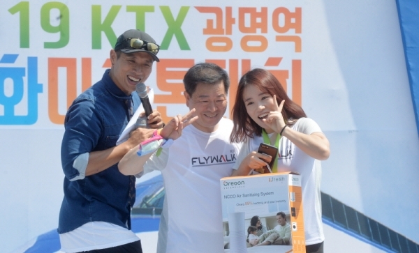'2019 KTX 광명역 평화마라톤대회'가 열린 2일 광명역 일원에서 박승원 광명시장이 기념품을 뽑고 기념촬영하고 있다. 남북평화고속철도 광명에서 개성까지 염원을 담아 열린 이번 대회는 광명시체육회와 KTX 광명역 남북평화철도 출발역 육성 범시민대책위가 주최하고 경기일보 등이 후원했다. 윤원규기자