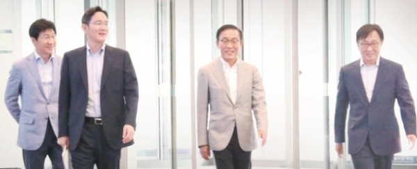 이재용 삼성전자 부회장이 글로벌 경영환경 점검•대책 회의를 주재하기 위해 이동하고 있다. (사진 왼쪽부터)이동훈 삼성디스플레이 사장, 이재용 부회장, 김기남 삼성전자 DS부문 부회장, 정은승 삼성전자 DS부문 파운드리 사업부장(사장) 삼성전자 블라인드 캡처