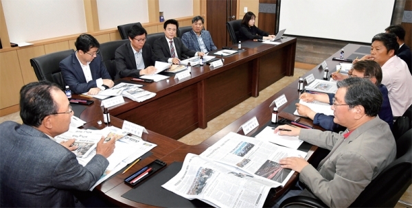 경기일보 독자권익위원회 회의가 29일 경기일보사 1층 소회의실에서 열려 독자권익위원들이 지난 한 달간의 본보 보도내용 등 편집방향 등에 대해 평가하고 있다. 전형민기자