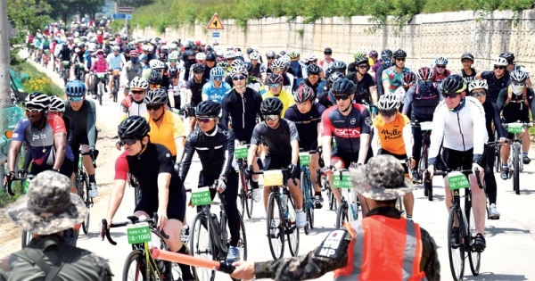 지난 1일 오전 연천공설운동장~강원도 철원공설운동장 구간에서 진행된 ‘2019 tour de DMZ’ 에 참가한 2천여 명의 자전거동호인들이 평소 접근하기 어려운 민통선 지역을 마음껏 질주하고 있다. 자전거를 타며 DMZ의 역사와 자연을 체험할 수 있는 이번 행사는 경기도, 강원도, 연천군, 철원군이 공동주최하고 경기일보, 강원도민일보, 경기관광공사가 공동주관 했다. 김시범기자