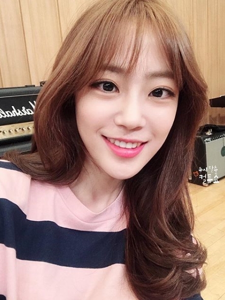'두시탈출 컬투쇼'에 출연한 가수 허영지. SBS 파워FM '두시탈출 컬투쇼' 공식 인스타그램