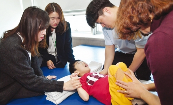 용인 보바스어린이의원 물리치료실에서 랑게르한스세포조직구증식증을 앓고 있는 6살 승주(가명)가 물리치료를 받고 있다.