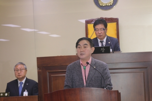 박현일의원이 이장수당 인상건의안 부연 설명을 하고있다.