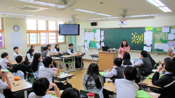 고양시 지역의 유아 및 청소년을 대상으로 한 ‘다문화이해 및 세계시민교육’을 받고 있는 학생들의 모습.
