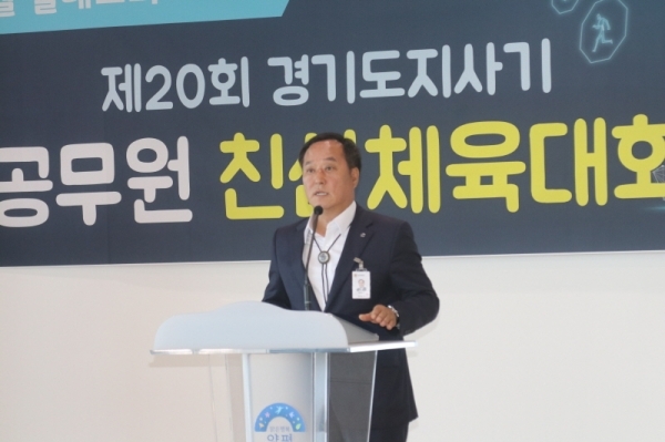 3일 월례조회에서 발언을 하고 있는 정동균 군수