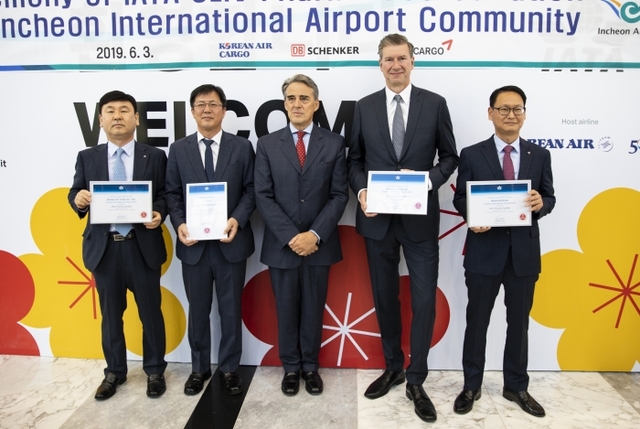 3일 서울 삼성동 코엑스에서 열린 제75회 국제항공운송협회(IATA) 연차총회에 참석한 임병기 인천공항공사 미래사업추진실장(왼쪽 2번째)이 ‘IATA 의약품 항공운송 품질 인증서’를 수여 받은 뒤 IATA 관계자들과 기념촬영을 하고 있다. 인천국제공항공사 제공