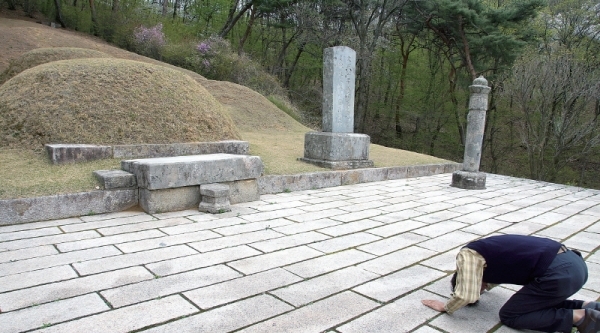 ‘조상 묘소는 위에 크게, 자손은 아래에 작게’라는 일반적인 인식과는 달리, 율곡 선생의 묘소는 가족 묘지 가운데 가장 위쪽에 가장 크게 조성돼 있다. 한 참배객이 선생의 묘소에 예를 올리고 있다