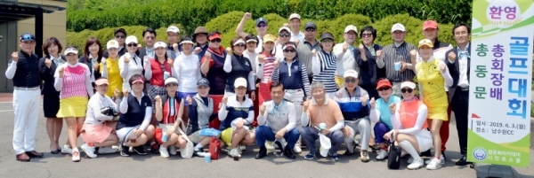 3일 오전 '경기일보 법문화 아카데미 시민로스쿨 회장배 골프대회'가 열린 화성 남수원CC에서 이재진 법문화 아카데미교육원장, 최종식 본보 기획상무이사, 한양순 아카데미 골프회장, 유정만 총동문회장, 성영모 아카데미 고문 등 내빈과 아카데미회원들이 기념촬영을 하고 있다. 윤원규기자