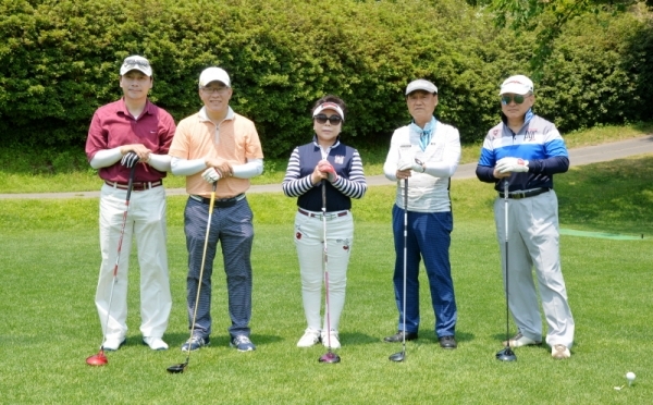 3일 오전 '경기일보 법문화 아카데미 시민로스쿨 회장배 골프대회'가 열린 화성 남수원CC에서 (왼쪽부터) 이재진 법문화 아카데미교육원장, 최종식 본보 기획상무이사, 한양순 아카데미 골프회장, 유정만 총동문회장, 성영모 아카데미 상임고문이 기념촬영을 하고 있다. 윤원규기자