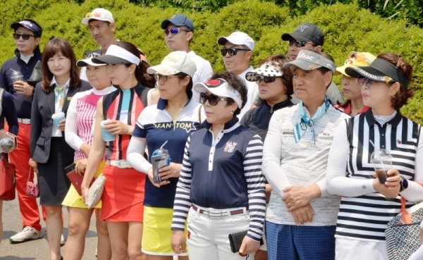 3일 오전 '경기일보 법문화 아카데미 시민로스쿨 회장배 골프대회'가 열린 화성 남수원CC에서 아카데미 회원들이 개회식을 하고 있다. 윤원규기자