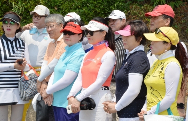 3일 오전 '경기일보 법문화 아카데미 시민로스쿨 회장배 골프대회'가 열린 화성 남수원CC에서 아카데미 회원들이 개회식을 하고 있다. 윤원규기자