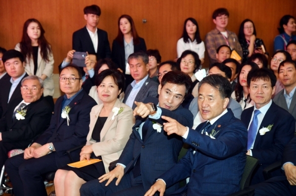 정신장애인을 위한 '화성시지역사회 통합돌봄 선도사업 출범식'이 열린 3일 동탄보건지소에서 박능후 보건복지부 장관, 서철모 화성시장 등 참석자들이 대화를 하고 있다. 김시범기자