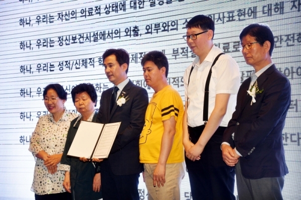 정신장애인을 위한 '화성시지역사회 통합돌봄 선도사업 출범식'이 열린 3일 동탄보건지소에서 관계자들이 정신장애인 권리장전 낭독을 하고 있다. 김시범기자