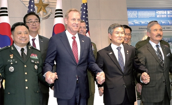 정경두 국방부 장관(오른쪽 두번째)과 패트릭 섀너핸 미국 국방부 장관(왼쪽 두번째) 대행 등이 3일 오전 서울 용산 국방부에서 한미 국방장관 회담에 앞서 기념촬영을 하고 있다. 연합뉴스