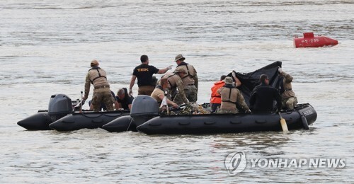 희생자 수습하는 대원들. 연합뉴스