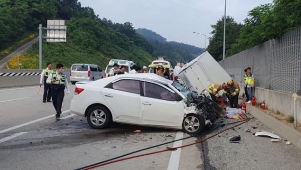 4일 오전 7시 34분께 충남 공주시 우성면 당진∼대전고속도로 당진 방향 65.5㎞ 지점에서 라보 화물차가 역주행하다 마주 오던 포르테 승용차와 정면으로 충돌해 3명이 숨지는 사고가 발생했다. 연합뉴스