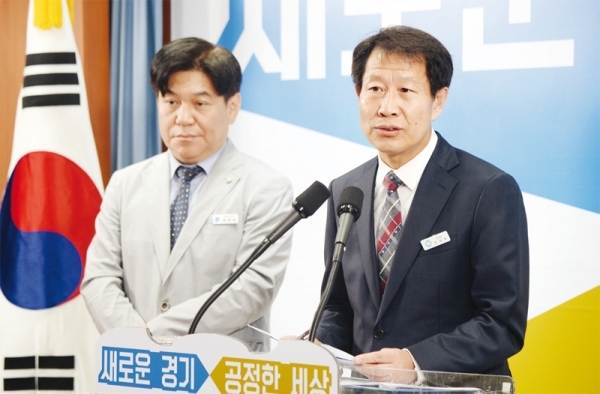 5월1일 오전 도청 브리핑룸에서 류영철 경기도 보건복지국장(좌측)과 정일용 경기도의료원장(우측)이 수술실 폐쇄회로(CC)TV를 경기도의료원 산하 6개 병원에서 전면 확대 운영하는 내용의 브리핑을 진행하고 있다.