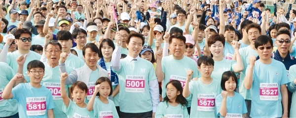 김종천 과천시장과 신항철 경기일보 대표이사 사장, 윤미현 과천시의회 의장을 비롯한 내빈과 5㎞ 부문 참가자들이 출발 전 파이팅을 외치고 있다.