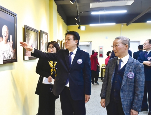 허종식 인천시 균형발전정무부시장이 치매안심학교 개관식에 참석해 행사장을 둘러보고 있다.