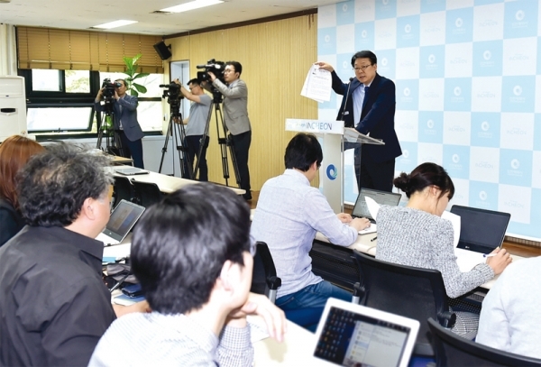 허종식 인천시 균형발전정무부시장이 5월 21일 인천시청 기자회견실에서 도화지구 악취 해소 방안을 설명하고 하고 있다.