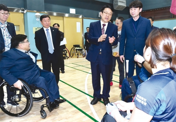 허종식 인천시 균형발전정무부시장이 인천장애인국민체육센터를 찾아 선수들과 대화를 나누고 있다.