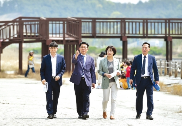 허종식 인천시 균형발전정무부시장이 관계자들과 함께 소래습지생태공원을 둘러보며 활성화 개발계획을 논의하고 있다.